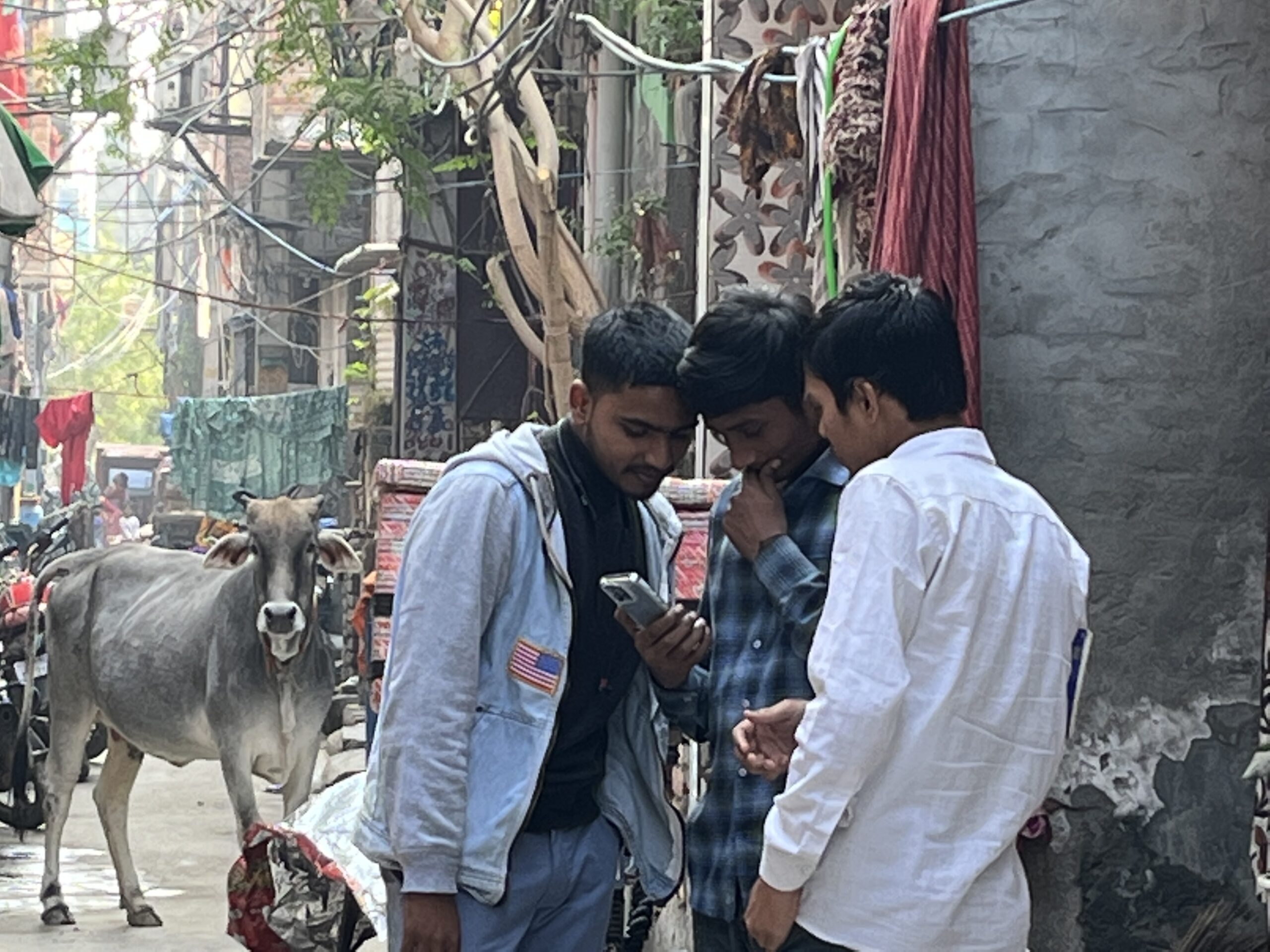 Gulshan, Pappu & Amar reviewing footage_Savda. Photo: Kavita Dasgupta 2002.