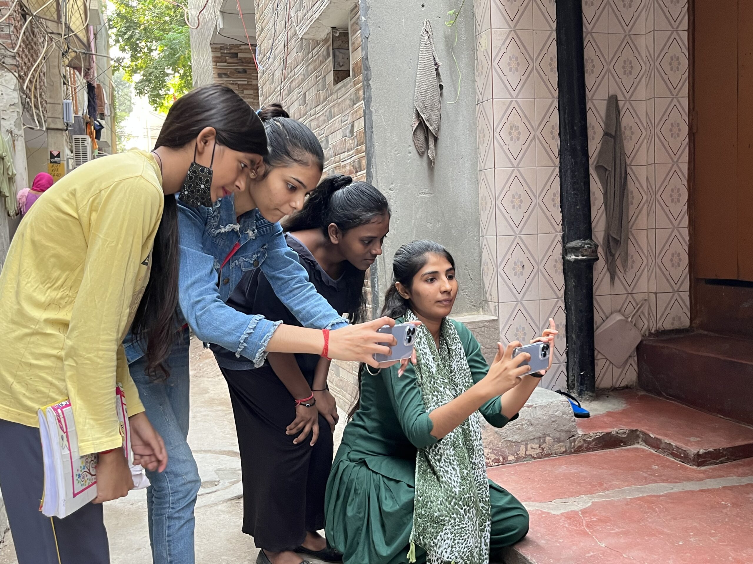 Meenakshi, Nandini, Roshni & Sandhya shooting_Dakshinpuri. Behind the Scenes. Photo: Kavita Dasgupta 2002.