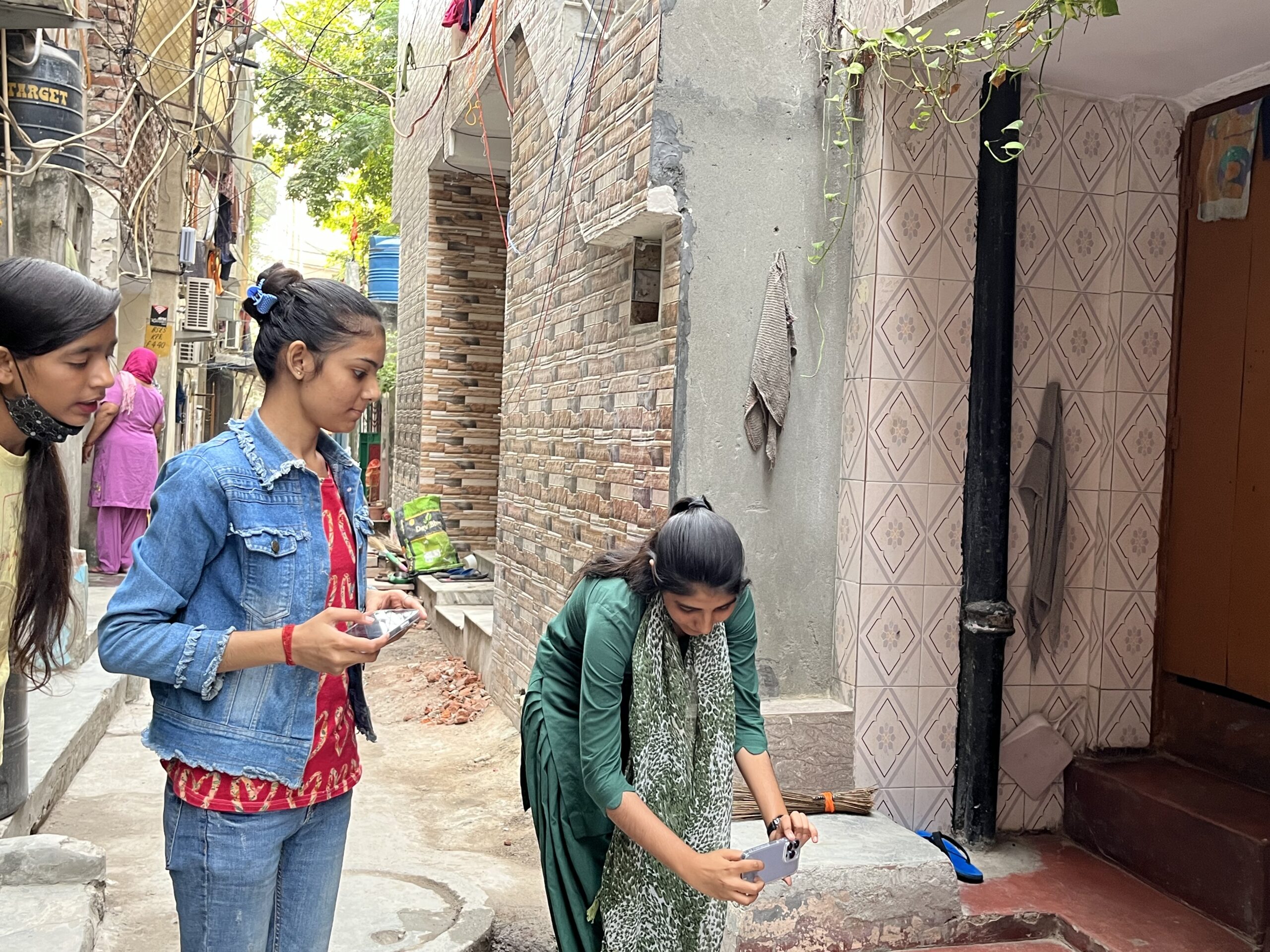 Meenakshi, Nandini & Sandhya Shooting_Dakshinpuri. Behind the Scenes. Photo: Kavita Dasgupta 2002.