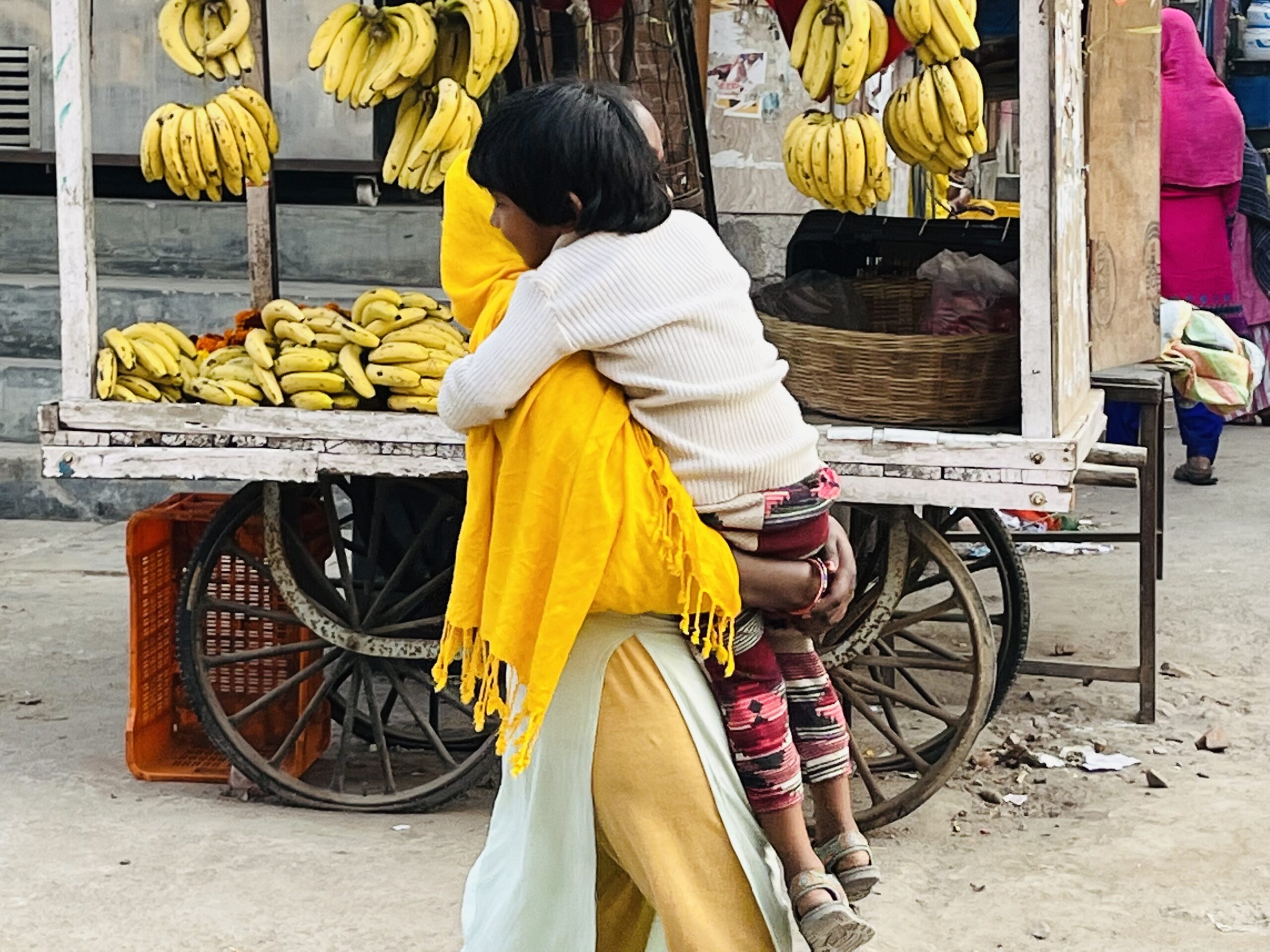 Lady with a child@Savda. Localities. Photo: Kavita Dasgupta 2002.