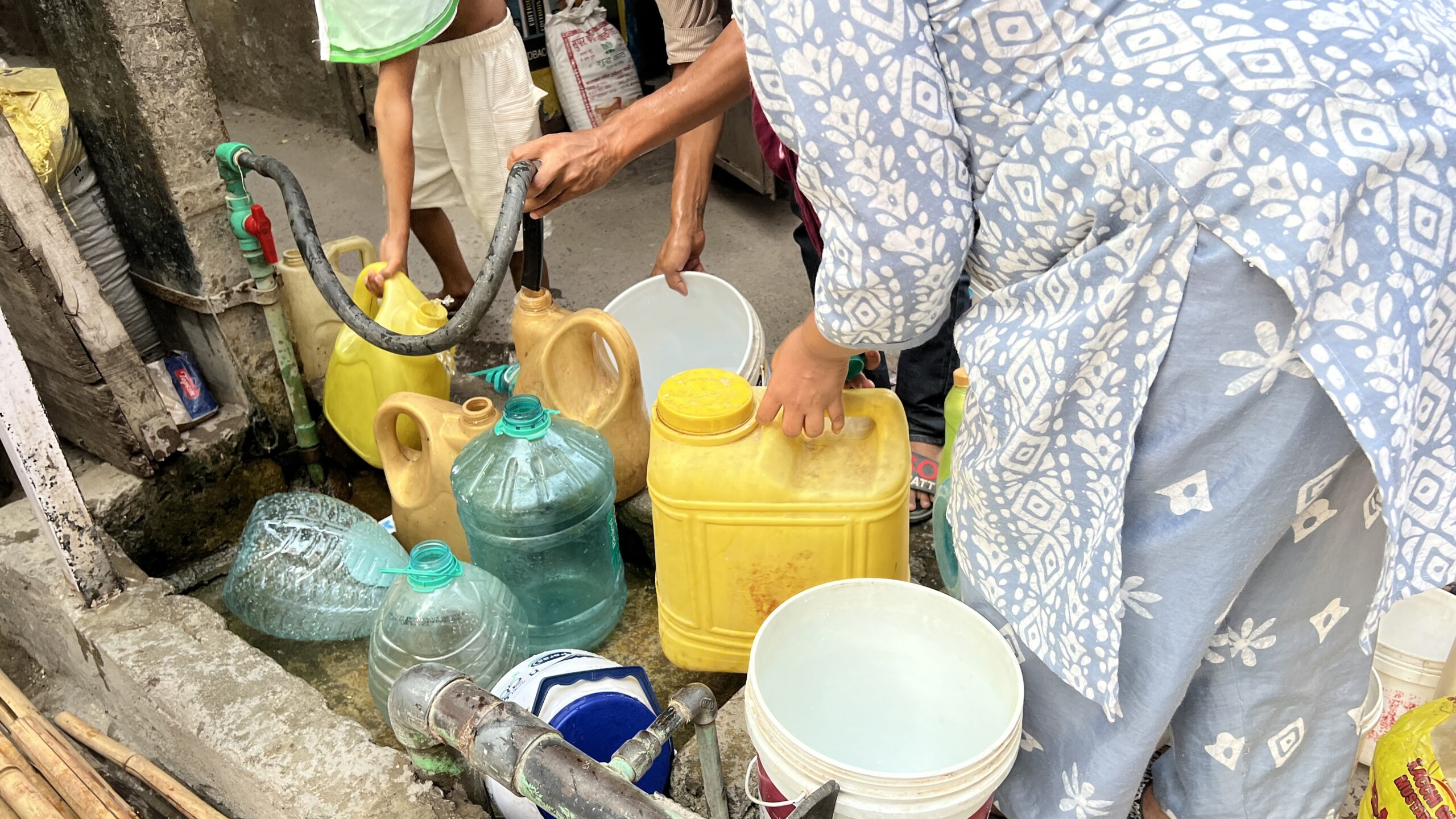 One tap for six homes. Dakshinpuri 2006. One tap for six homes. Dakshinpuri 2006.