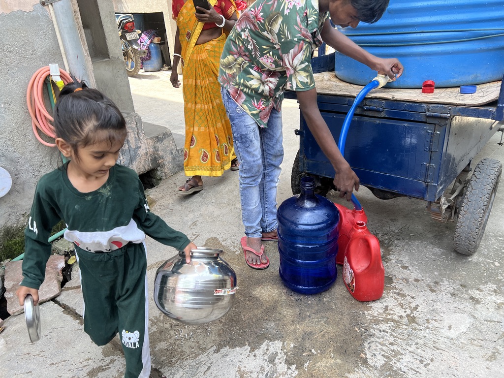 People begin queueing up with their pots and cans to fill water. Savda 2026 People begin queueing up with their pots and cans to fill water. Savda 2026